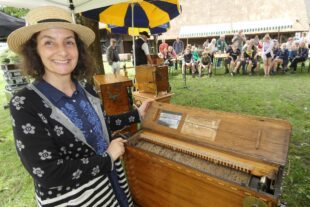 2023-7-31-ZE-UH-bia-Drehorgelfest-+ Kathrin mit Stiftwalze