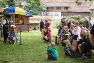 2023-7-31-ZE-UH-bia-Drehorgelfest-+ Leierkastenmann mit Zuschauern