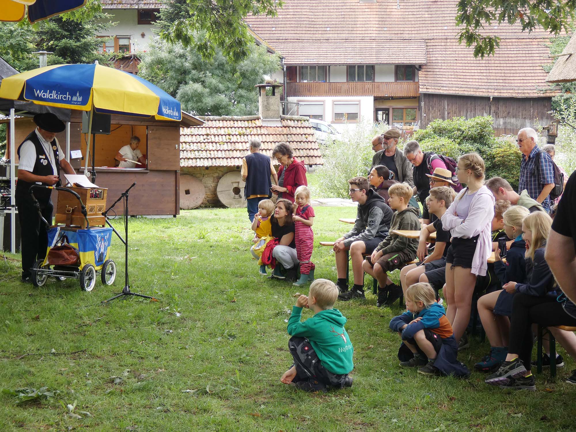 2023-7-31-ZE-UH-bia-Drehorgelfest-+ Leierkastenmann mit Zuschauern