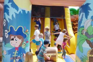 2023-7-5-ZE-UE-Reinhard Berger-Feuerwehrfest-Hüpfburg