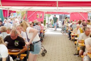 2023-7-5-ZE-UE-Reinhard Berger-Feuerwehrfest-Volles Zelt