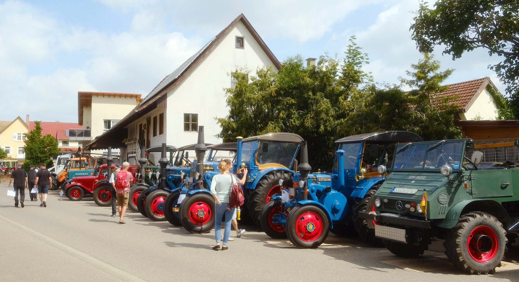 2023-7-7-BI-Unimog-Treff-5 Schlepper und Unimog in Reih und Glied - Foto Sonja Rombach