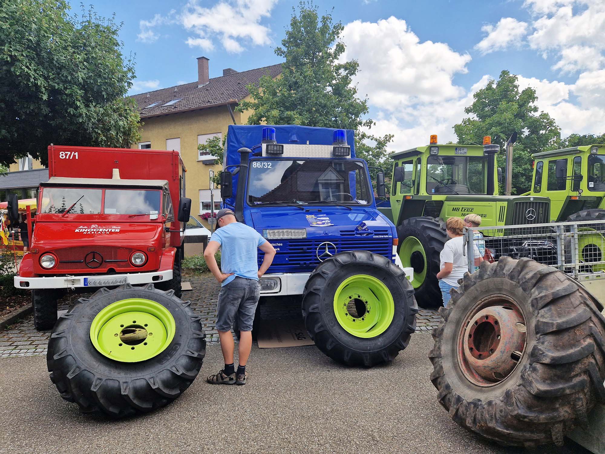 2023-7-7-BI-Unimog-Treff-9 Radwechsel an MBtrac nach Panne Foto Martin Lux
