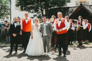 Musikverein und FVU-Handballer gratulieren zur Hochzeit