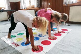 2023-8-11-BI-Tourist-Biberstarkes Ferienprogramm-Spielevormittag-Twister-Spiel
