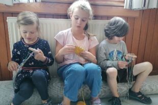 2023-8-11-BI-Tourist-Biberstarkes Ferienprogramm-Wolle und Garn_Knüpstern zum Armbänder flechten