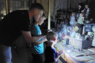 2023-8-16-NO-Tourist-Info-Taschenlampenführung Puppenmuseum-20230810_181203