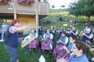 2023-8-16-NO-bia-Trachtenkapelle-und-Kapelle hangaufwärts