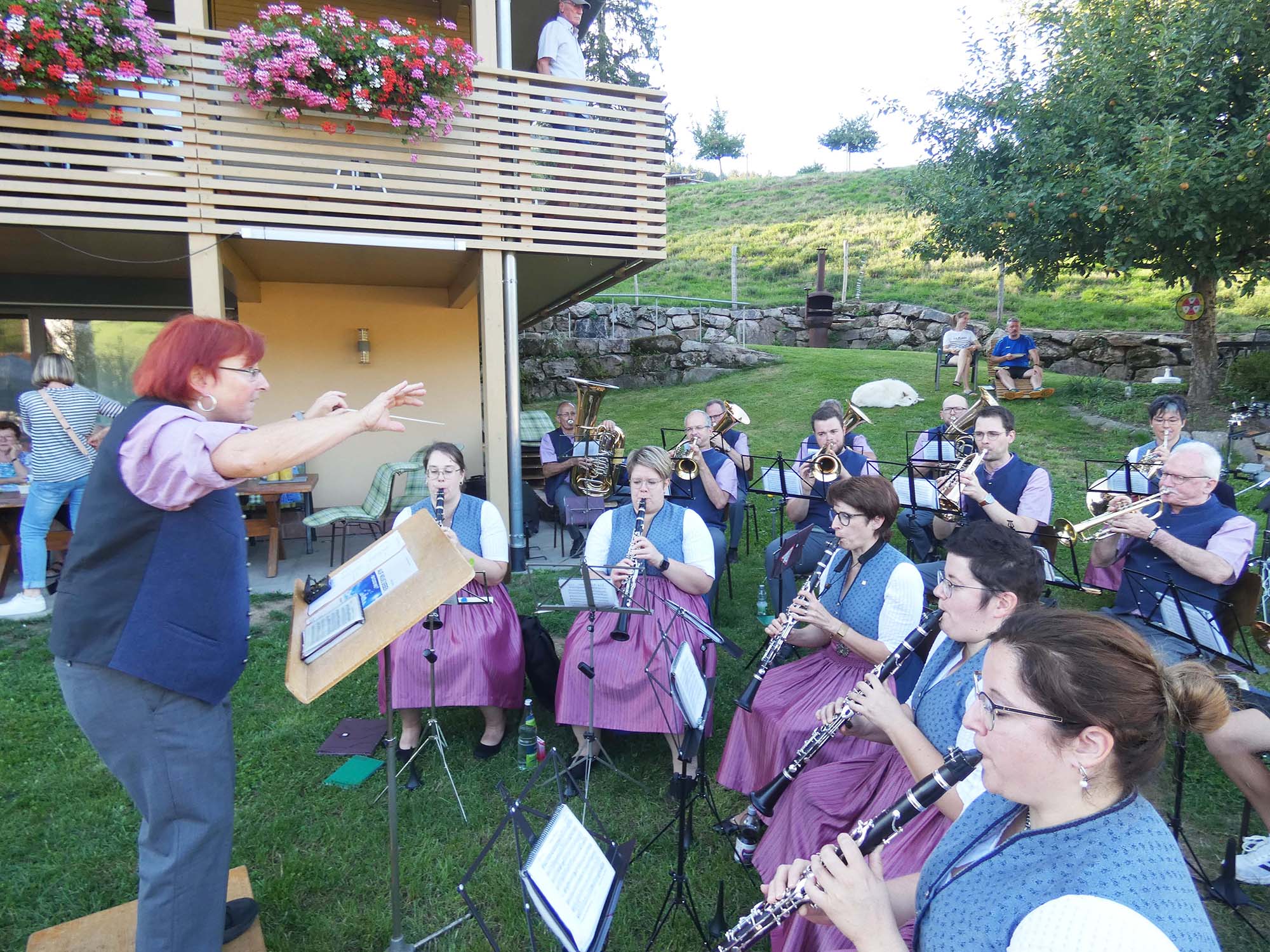 2023-8-16-NO-bia-Trachtenkapelle-und-Kapelle hangaufwärts