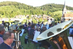 2023-8-16-NO-bia-Trachtenkapelle-und-Tuba_Kirche