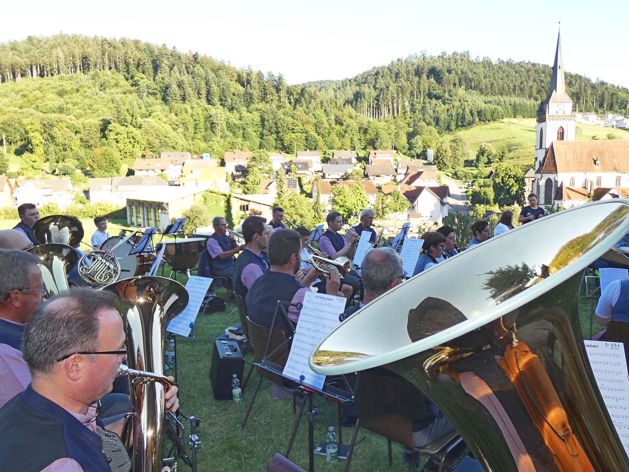 2023-8-16-NO-bia-Trachtenkapelle-und-Tuba_Kirche