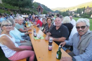 2023-8-16-NO-bia-Trachtenkapelle-und-fröhliche Feriengäste 1