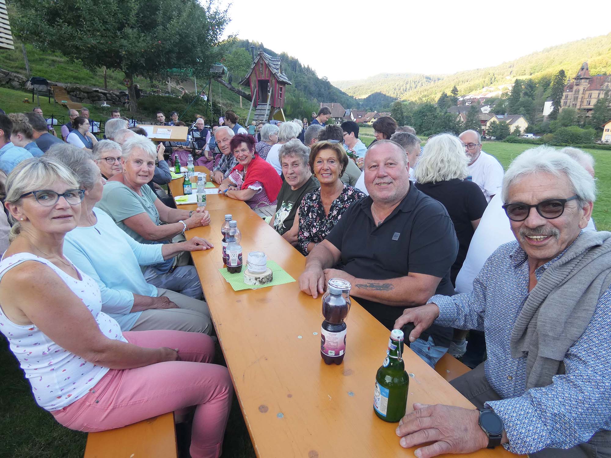 2023-8-16-NO-bia-Trachtenkapelle-und-fröhliche Feriengäste 1