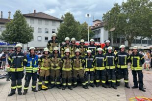 2023-8-2-ZE-Torsten Wichua- Landesfeuerwehrtag Gruppenbild BF Stuttgart