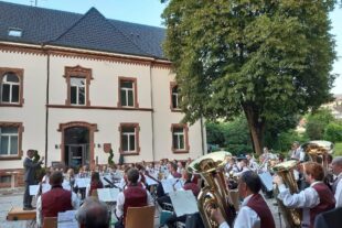 2023-8-23-OH-Tourist-Information-Sommerabendkonzert-Miliz-und Trachtenkapelle OHB