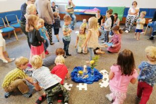 2023-8-4-BI-Wiebke Fix-Kinderkirche Weltkarten Puzzle zusammen setzen