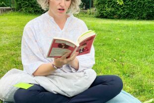 2023-8-7-BI-Wiebke Fix-Vorlesestunde Erwachsene Julia Maushake liest vor