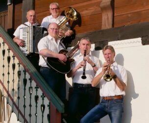 Entersbacher Unterkrainer musizieren im Apfelgarten