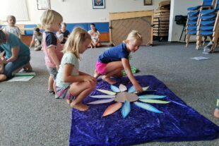 2023-9-13-BI-Wiebke Fix-Kinderkirche Bib-Blume legen