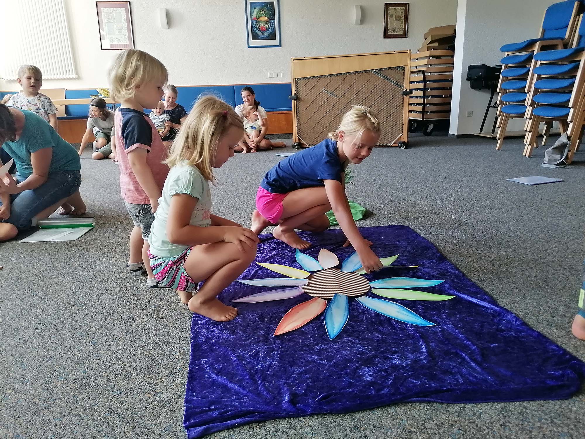 2023-9-13-BI-Wiebke Fix-Kinderkirche Bib-Blume legen