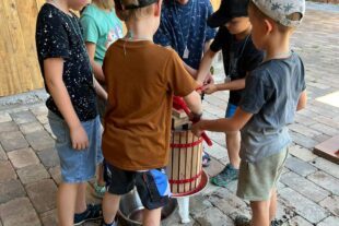 2023-9-15-BI-privat-Ferienprogramm-Traubensaftpressen-Bild Saft 2