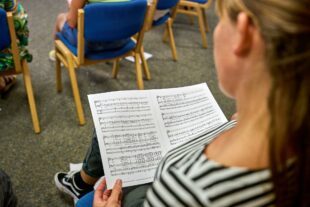 2023-9-18-BI-Samira Heizmann- Chor für alle Projektchor_Initial_002_Noten_in_Hand_II