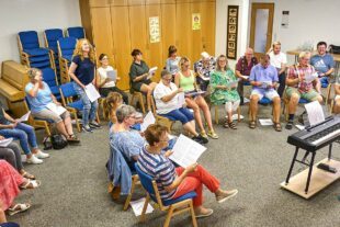 2023-9-18-BI-Samira Heizmann- Chor für alle Projektchor_Initial_003_frontal_sitzend