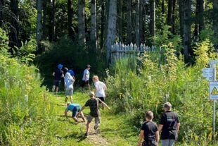 2023-9-18-BI-gg- Ferienprogramm Waldabenteuer Unimog Bewegung auf der Schwedenschanze
