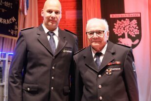 2023-10-2-BI-vo- 150 Jahre Feuerwehr Biberach Ehrung Dreilich Gissler XT4V6887