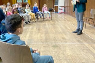 2023-10-20-NO-bia-Lesung Lisa Dickreiter-und-1.+2.Klasse Quelle Schule