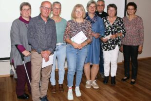 2023-10-23-BI-dp- Pfarrgemeinde ehrt Ehrenamtliche 1. Bücherei u. Liturgiekreis, Träger