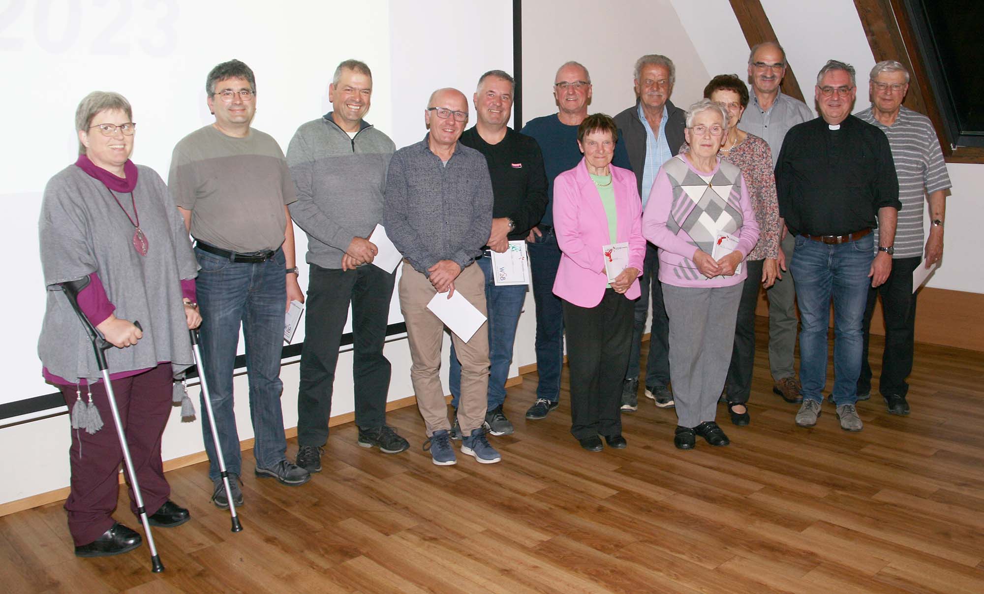 2023-10-23-BI-dp- Pfarrgemeinde ehrt Ehrenamtliche 2. Schmuck, Lektoren, K