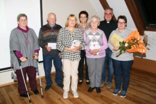 2023-10-23-BI-dp- Pfarrgemeinde ehrt Ehrenamtliche 3. Palmen, Außenanlagen, Dienstjubiläum