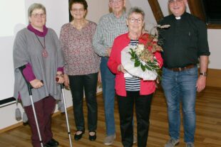 2023-10-23-BI-dp- Pfarrgemeinde ehrt Ehrenamtliche 4. Irmgard u. Alfons Büdel Konradskapelle 38 Jahre