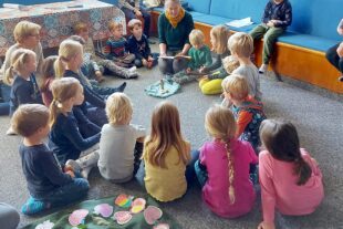 2023-10-27-BI-Ute Baur-Kinderkirche Geschichte_Hänschen Apfelkern