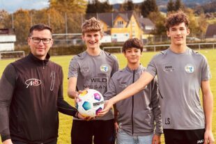 2023-10-27-ZE-UH-OH- SG-Martin Bajs spendet Ball-Ballspende_C-Jugend_2324