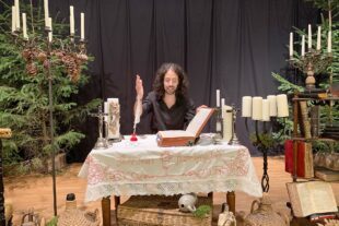 2023-10-6-NO-Touristen-Info-Moospfaffabend-Alessio Hirschkorn übt als Moospfaff 2023