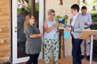 2023-10-9-OH-bia-Kinderhaus Einweihung-und-Schlüssel-und-Taschenlampe