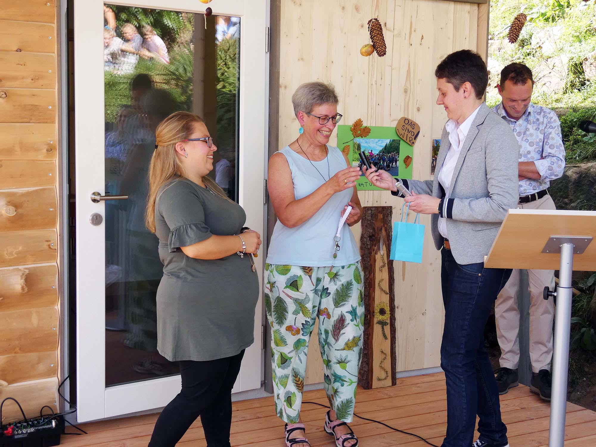2023-10-9-OH-bia-Kinderhaus Einweihung-und-Schlüssel-und-Taschenlampe