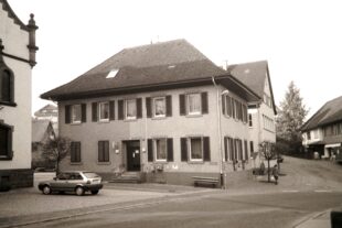 2023-10-9-OH-kal-Postagentur-3 Schulhaus Dorf 1998 6G0A7360