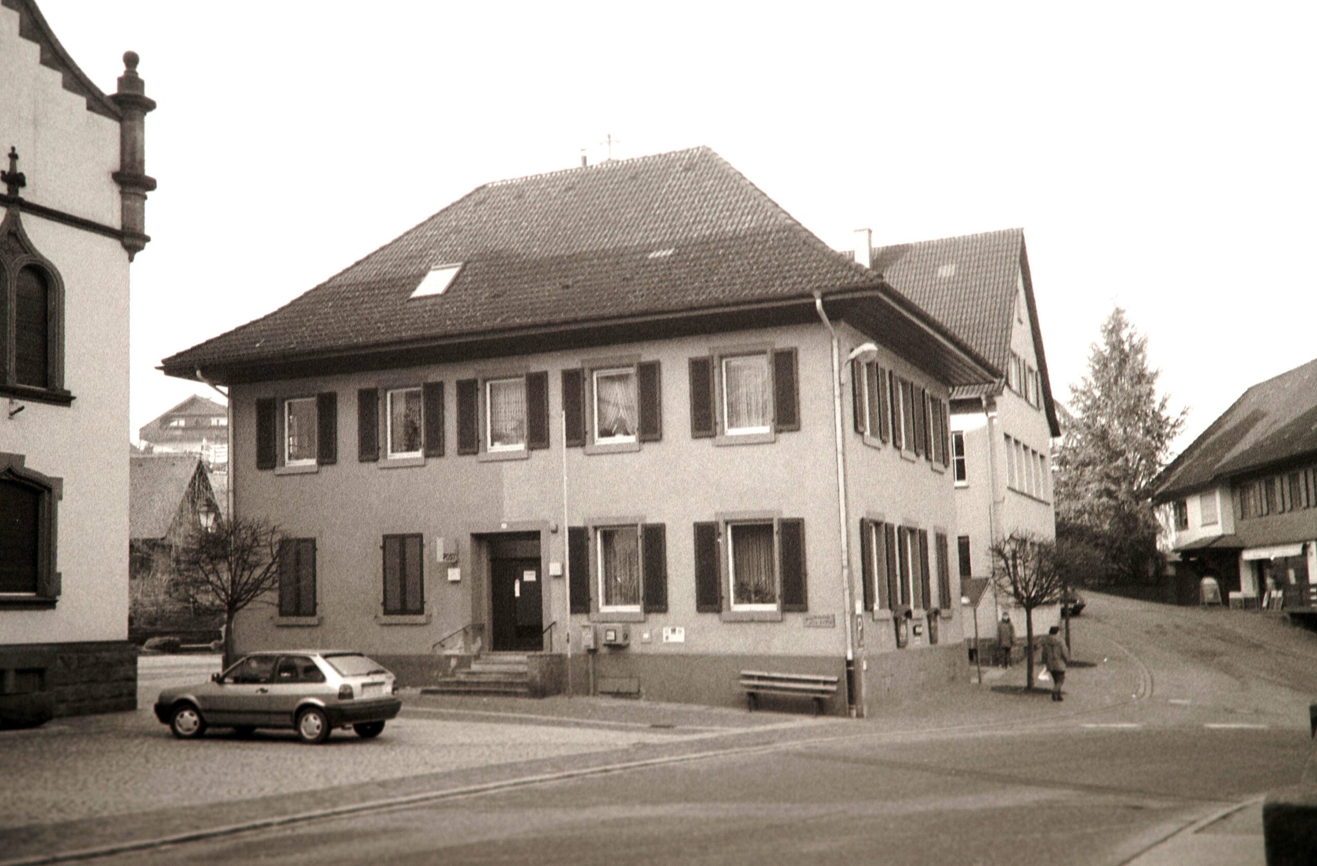 2023-10-9-OH-kal-Postagentur-3 Schulhaus Dorf 1998 6G0A7360
