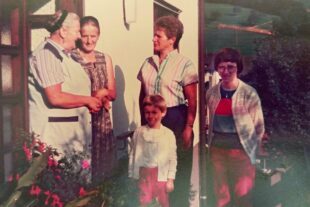 2023-11-10-OH-Tourist-Info-Gästeehrung-v.l.n.r. Gastgeberin Frau Kempf und ihre Tochter Anna Lehmann, Gerda (Mutt...a Heib