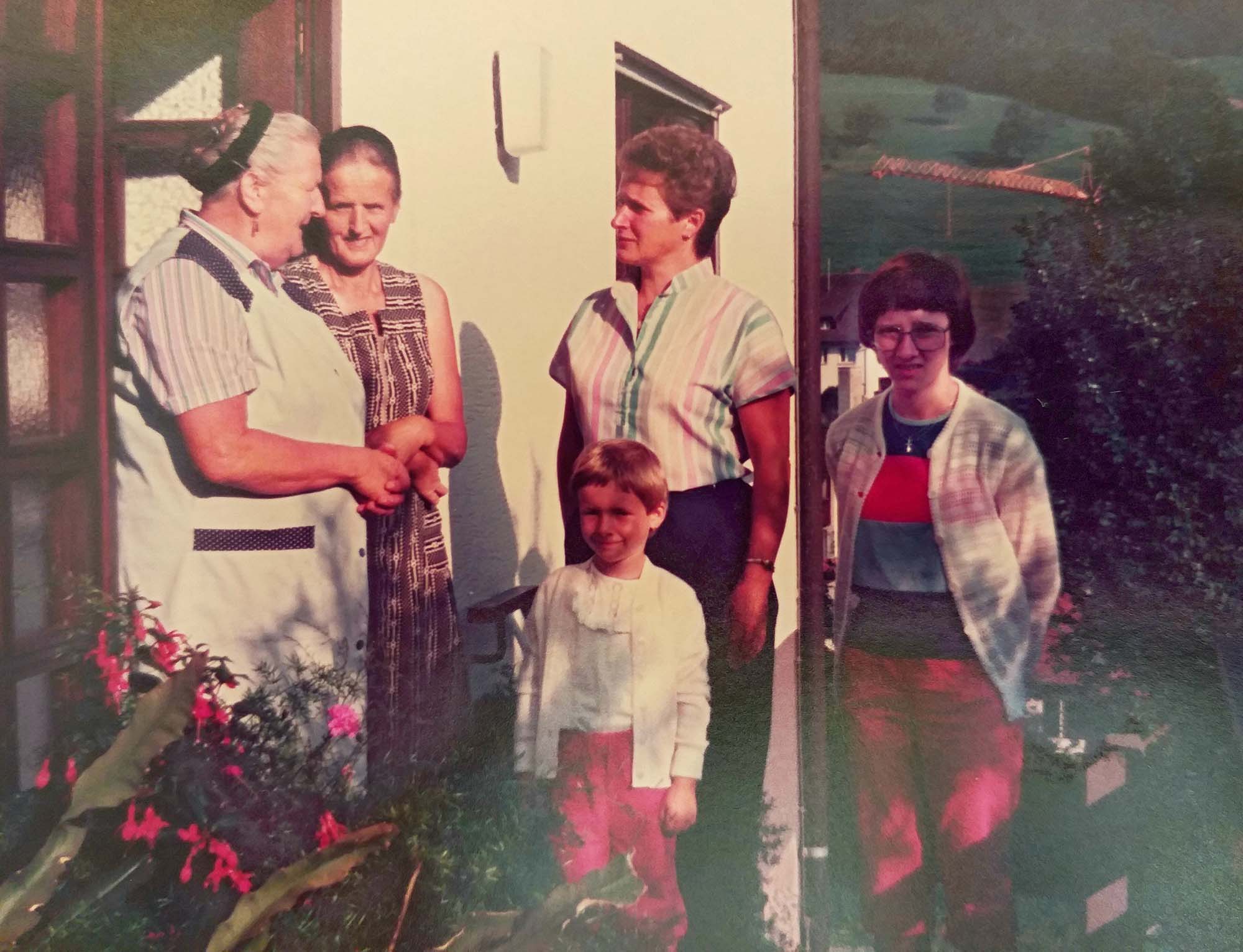 2023-11-10-OH-Tourist-Info-Gästeehrung-v.l.n.r. Gastgeberin Frau Kempf und ihre Tochter Anna Lehmann, Gerda (Mutt...a Heib