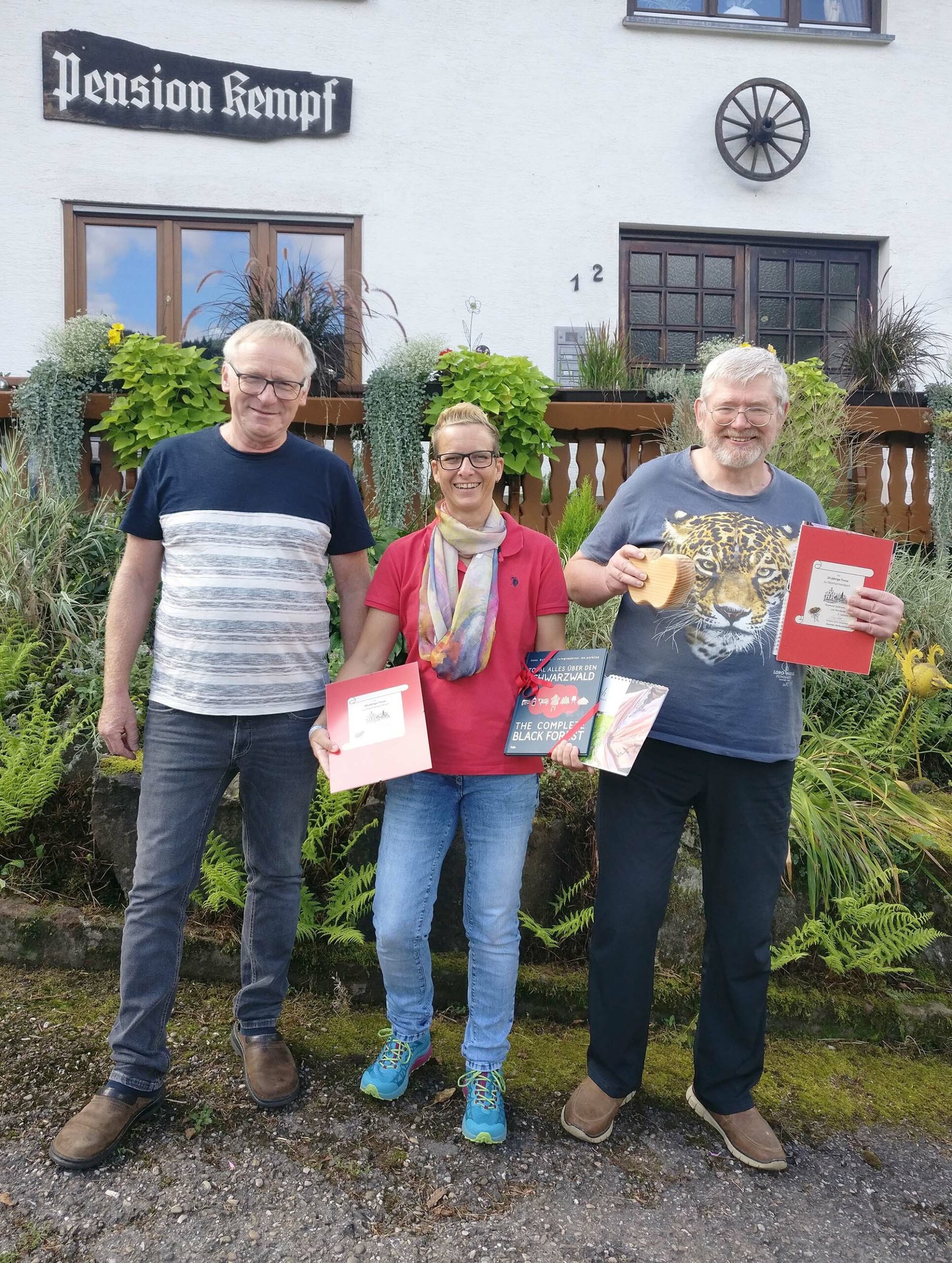 2023-11-10-OH-Tourist-Info-Gästeehrung-v.l.n.r. Reinhard Kempf, Sonja Heib und Raymond Sadlowski