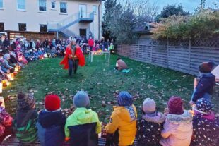 2023-11-15-BI-Ute Baur- Foto von Ute Baur Martinsspiel im Hof des Kindergartens St. Blasius