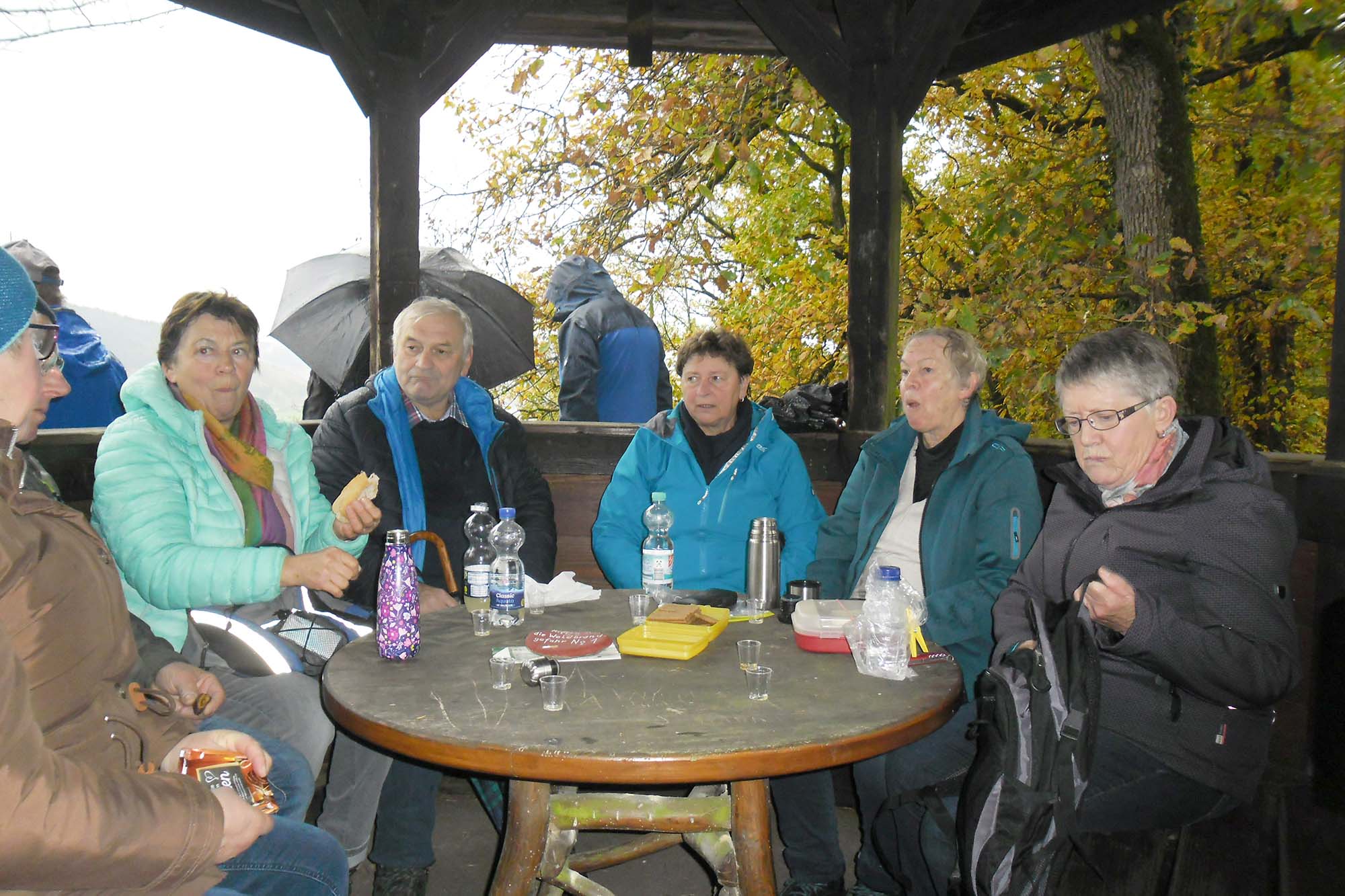 2023-11-15-ZE-UE-Franz Huber- Wandergruppe UE Rast im K.A. Lehmnn Pavillon