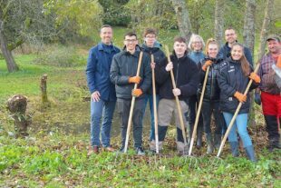 2023-11-24-BI-Karl Knauer-Azubis- Tierschutz-Pflege_Biotop_Reiherwald_01_1MB