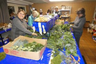 2023-11-24-BI-PB-bia-Kaffee und Kranz-und-Blick in den Raum