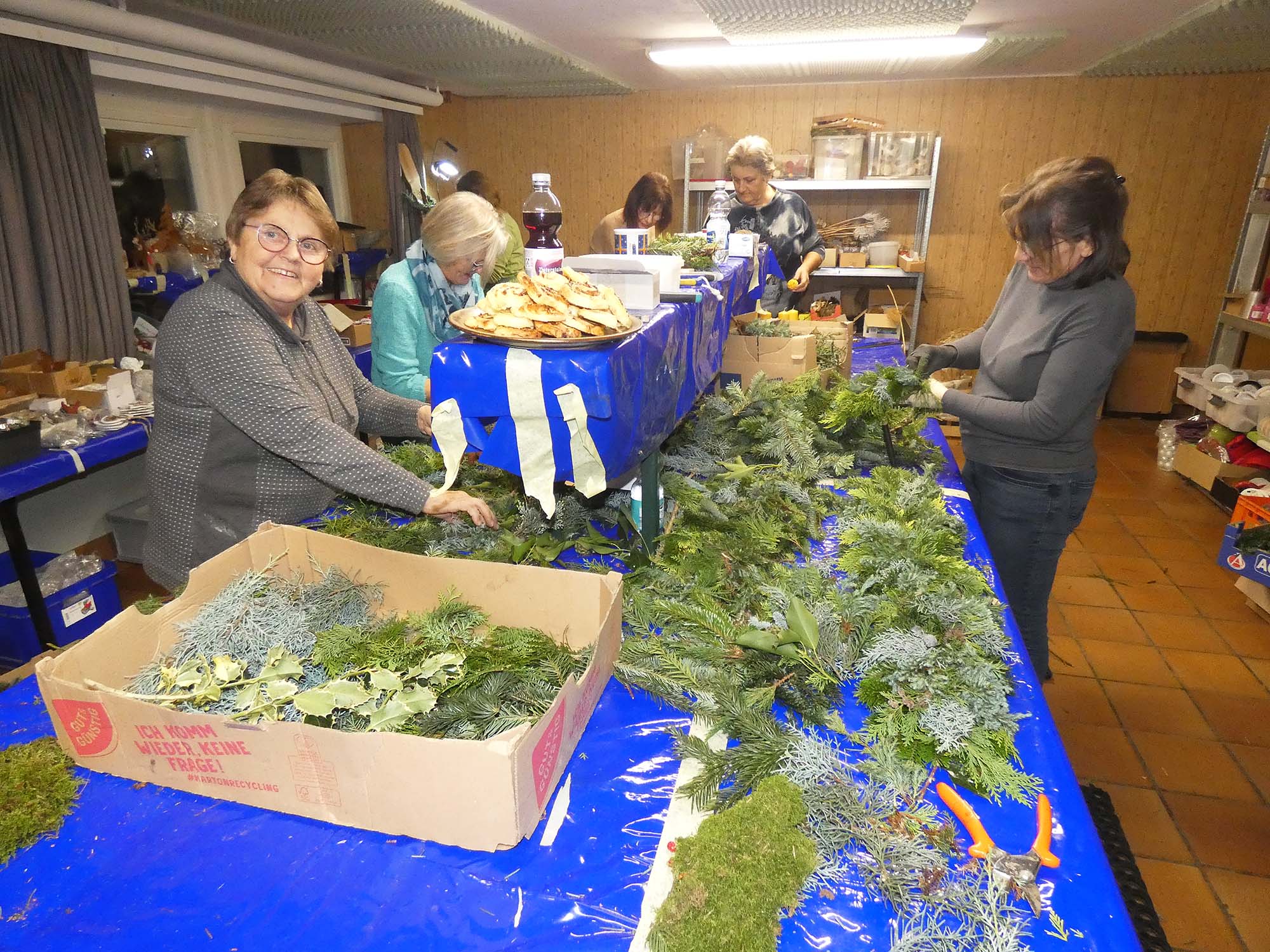 2023-11-24-BI-PB-bia-Kaffee und Kranz-und-Blick in den Raum