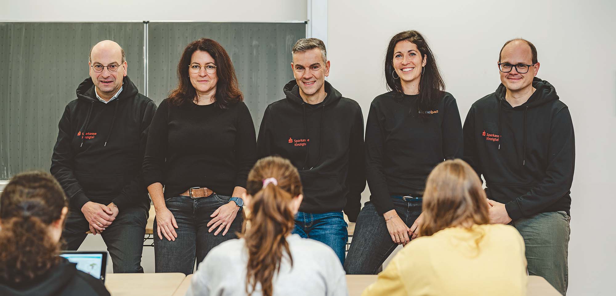 2023-11-24-Kinzigtal-Sparkasse-Spende an Leseförderung GS-Bildquelle Fabio Bosco (1)